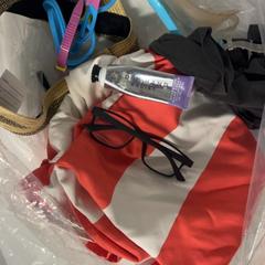 Úszószemüveg, Kalap & Törülköző go, amint azt Silver Sands Beach az iLost segítségével jelentette.