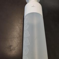 飲用ボトル doorzichtig en wit dopper がiLostで Universiteit Gent - Faculteitsbibliotheek LW によって報告されました