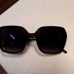 Sluneční brýle, jak nahlášeno Qbuzz ZHN pomocí iLost