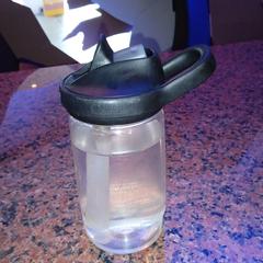입찰하다 Doorzichtig, plastic,zwart, camelbak, iLost를 사용하여 Pathé Nijmegen에 보고됨