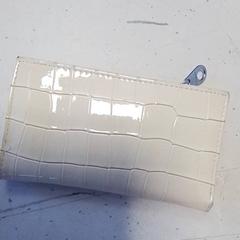 지갑, iLost를 사용하여 Hermes Eindhoven에 보고됨