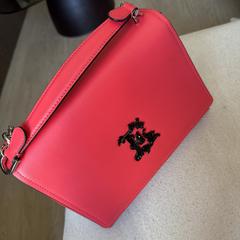 Red- Pink purse がiLostに報告されました