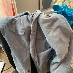 Pantalons blauw, segons ha informat Haven Hotel Rotterdam mitjançant iLost