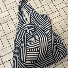 Tasje zwart wit, ako bolo nahlásené Centraal magazijn pomocou iLost