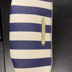 Táska little, amint azt ibis Styles Rotterdam Ahoy az iLost segítségével jelentette.