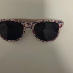 Solbriller, som rapportert av IKEA Mons ved bruk av iLost