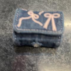 Zatyczki do uszu, zgłoszono przez Rotterdam The Hague Airport przy użyciu iLost