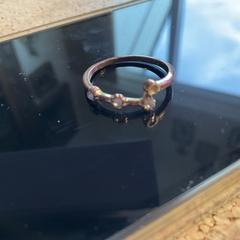 Smalle gouden ring met drie glinstersteentjes がiLostに報告されました