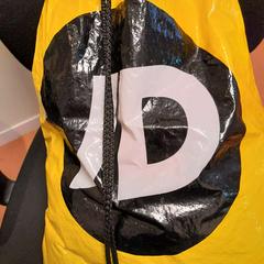Saco jaune et noir, como reportado por TCL utilizando o iLost