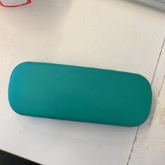 Puzdro na okuliare s okuliarmi, ako bolo nahlásené GVB pomocou iLost