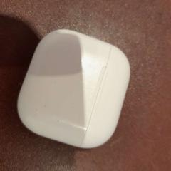Etui airpods blanc, a été signalé par TCL utilisant iLost