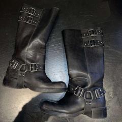 But laarzen stradivarius, zgłoszono przez Van der Valk Hotel Amsterdam-Amstel przy użyciu iLost