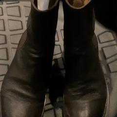 Scarpa Brown, come riportato da MEININGER Hotel Amsterdam City West utilizzando iLost