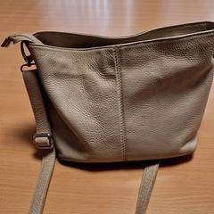 حقيبة يد Beige، كما تم الإبلاغ عنه بواسطة Gemeente Roermond عبر iLost