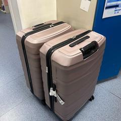 車輪付きスーツケース 2 pink suitcases がiLostで Sheraton Brussels Airport Hotel によって報告されました