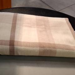 Scarf Beige avec des lignes rose poudré, zoals gemeld door IKEA Hénin-Beaumont met iLost