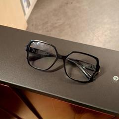 Szemüveg, amint azt IKEA Paris - Plaisir az iLost segítségével jelentette.