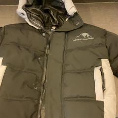 Jas, zoals gemeld door MEININGER Hotel Brussels City Center met iLost