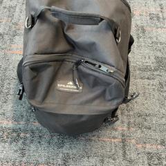 Hátizsák, amint azt Connexxion Amstelland-Meerlanden Schiphol Noord az iLost segítségével jelentette.