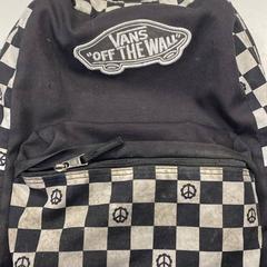 Ryggsekk zwart wit Vans, som rapportert av Connexxion Zeeland ved bruk av iLost