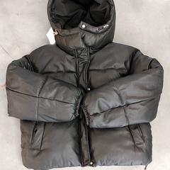 Jas zwart, segons ha informat Regio Limburg - Leuven mitjançant iLost