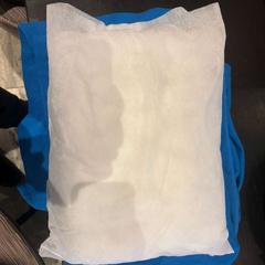 Coixí wit kussen en blauw deken, segons ha informat Van der Valk Hotel Amsterdam-Amstel mitjançant iLost
