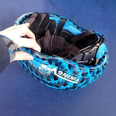 Casc Blauwe viking helm met handschoenen, segons ha informat Schaatsbaan Rotterdam mitjançant iLost