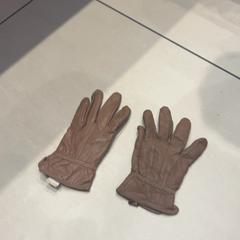 Gloves, as reported by Johan Cruijff ArenA using iLost