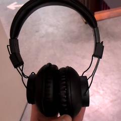 헤드폰 Black fresh n rebel, iLost를 사용하여 KABUL à GoGo / Teatro에 보고됨