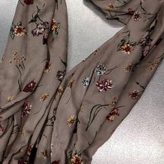 스카프 & 숄 Bloemen, iLost를 사용하여 IKEA Hasselt에 보고됨