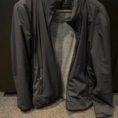 Veste Zwarte jas Boggi Milano, a été signalé par Van der Valk Hotel Utrecht utilisant iLost