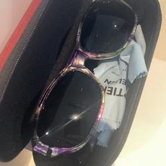 Okulary słoneczne Paars met rode hoes, zgłoszono przez Pathé Nijmegen przy użyciu iLost