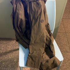 Casaco Groen, como reportado por Eindhoven Airport utilizando o iLost