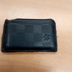 Txartelaren titularra -Abdelhakim, gisa salatu by Centraal magazijn iLost erabiliz