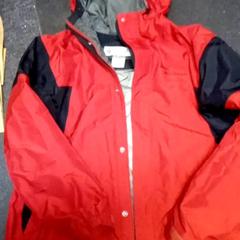 Chaqueta, ha sido reportado por Mövenpick Hotel Amsterdam City Centre con iLost