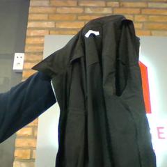 Ropa scarf, Jacket, hat, gloves, ha sido reportado por MEININGER Hotel Hamburg City Center con iLost