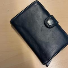 Kártyatartó, amint azt RET az iLost segítségével jelentette.