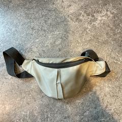 Saszetka nerka Op naam van Mohamed Youssef, zgłoszono przez Gemeente Amsterdam przy użyciu iLost