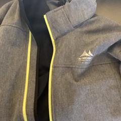 Camisola com capuz Gray, como reportado por MEININGER Hotel Dresden Zentrum utilizando o iLost