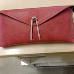 Brilleetui etui rouge, som rapportert av IKEA Brest Guipavas ved bruk av iLost