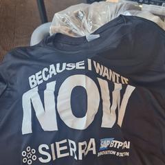 T shirt zwart met witte letters, ha sido reportado por Haven Hotel Rotterdam con iLost