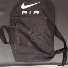 Mochila negra, ha sido reportado por RÍO Shopping - Valladolid con iLost