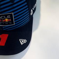 Cap, come riportato da Beeld & Geluid Hilversum utilizzando iLost