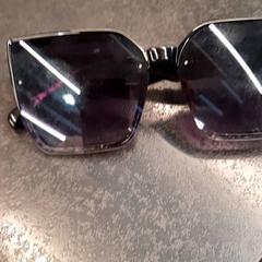 Eguzkitako betaurrekoak, gisa salatu by Rotterdam The Hague Airport iLost erabiliz