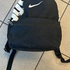 Mochila Zwarte Nike, como reportado por Regio Oost-Vlaanderen utilizando o iLost