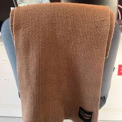 スカーフ がiLostで Room Mate Bruno によって報告されました