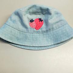 Vödörsapka Blauw met aardbeien, amint azt Burgers' Zoo az iLost segítségével jelentette.