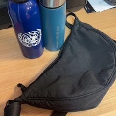 Tasje & Waterfles Zwarte tas, blauwe gless, zoals gemeld door Pathé Buitenhof met iLost