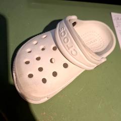Sabates per a nens Crocs blanc, segons ha informat IKEA Villiers-sur-Marne mitjançant iLost