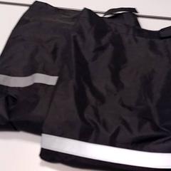 Pantaloni da pioggia, come riportato da Vrije Universiteit Amsterdam utilizzando iLost